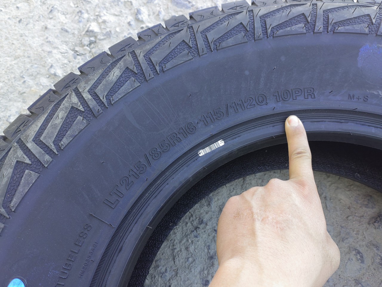 New Off-Road Tire Lt215/85R16 10Pr Ten Layers Thickeneded Adapted to Changfeng Cheetah Jeep Black King Kong