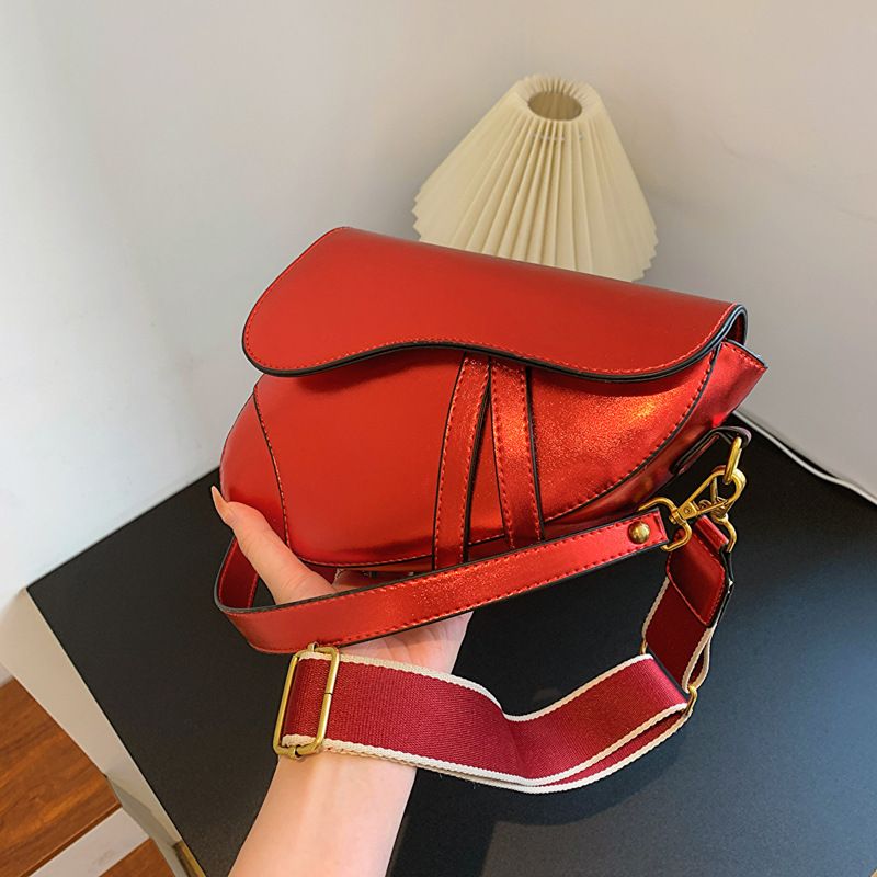 Bolso cruzado para mujer, nueva tendencia de primavera 2023, bolso cruzado oblicuo de moda con cara brillante, bolso de sillín rojo de red simple para mujer, uno rojo