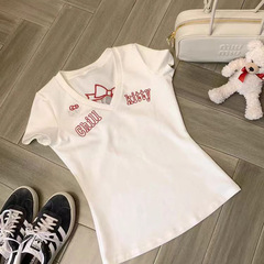背中の透かし彫り刺繍kitty猫vネックの肩の半袖のtシャツの女性の夏の修身のショートタイプのchi韓系の上着