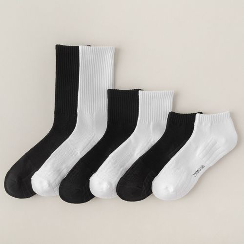 Solid color towel bottom socks men's short socks ins trendy black and white mid-calf socks Japanese simple sports stockings wholesale