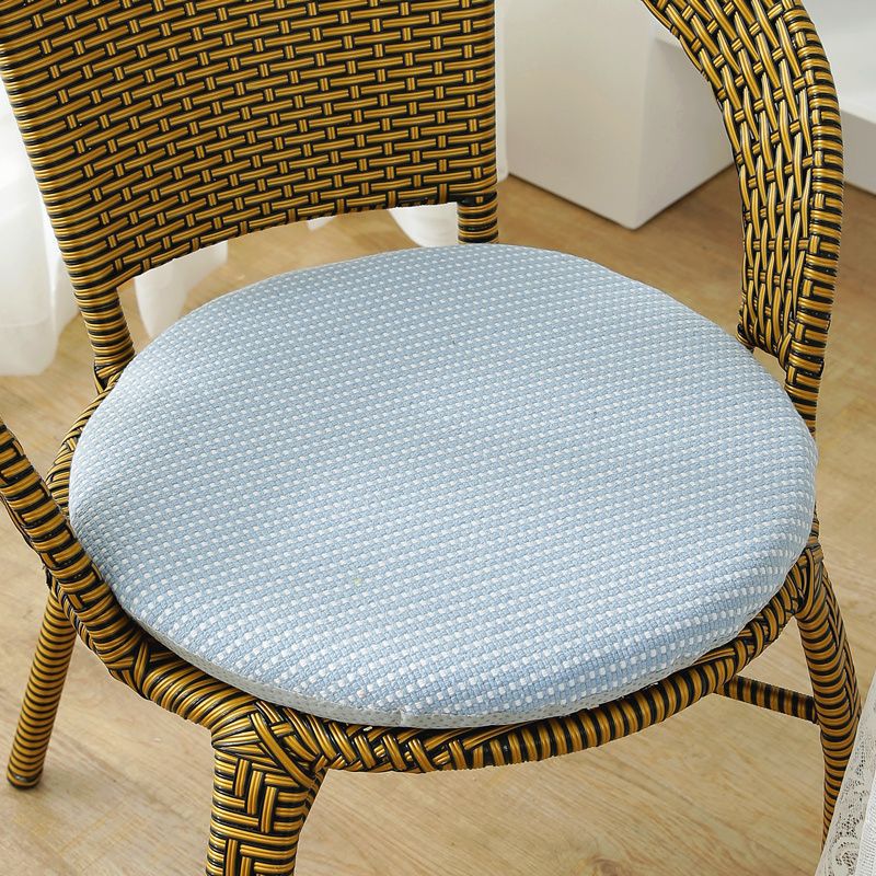 綿麻の円形の座布団を厚くして、藤の椅子の座布団を分解して洗うことができます。