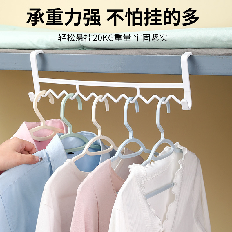 国境を越えた道具を掛けてベッドの上の服を掛けてベッドの上にハンガーを掛けて学生の寝室の寮の物置を掛けます。|undefined