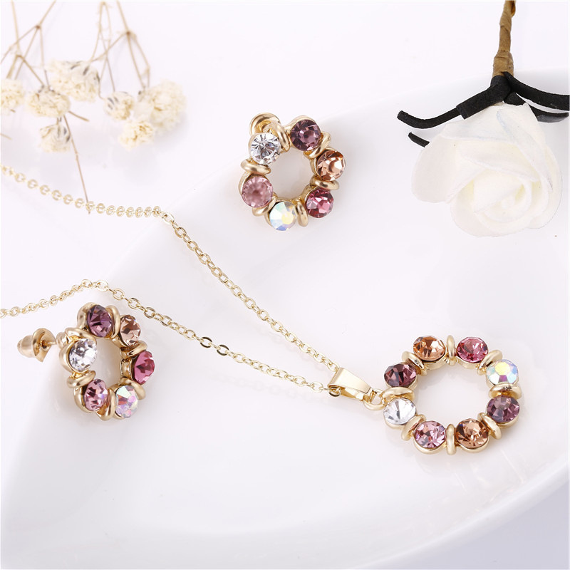 Módny farebný diamantový náhrdelník a dámske náušnice z dvoch nových prsteňových šperkov_voghion.com