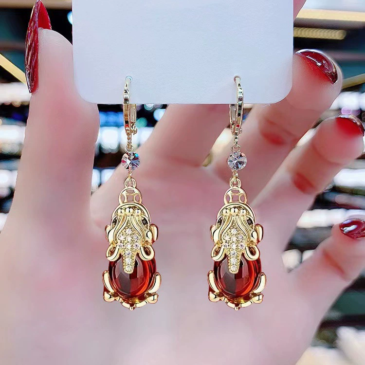 Capacious universal earrings, light luxury style
