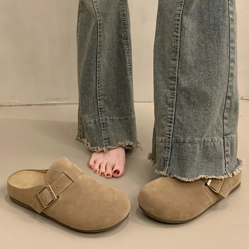 Zapatillas de botellas de mujer con un pedazo de botellas de botellas de botellas con una cabeza de media zapatilla fría con un fondo plano ligero