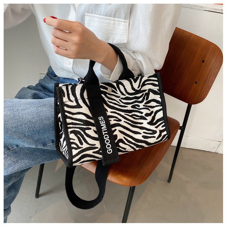 Bolso de lona estilo 2026, primavera y verano, nuevo estilo, bolso de hombro de color contrastante, estilo retro europeo y americano, con correa ancha, bolso cruzado texturizado para mujer