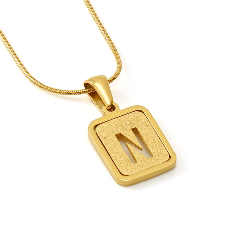 Nicho de moda europea y americana Cadena de hueso de serpiente 18K carta collar femenino transfronterizo de acero de titanio Arena-presionado carta colgante joyería al por mayor