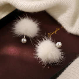 陈十七 925银针珍珠耳钉女2025年新款爆款小众高级感毛球耳饰代发