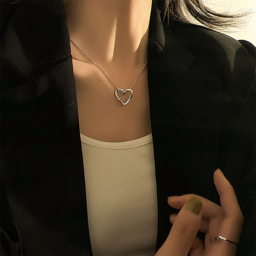Korean style niche design high-end necklace jewelry for women versatile internet celebrity light luxury temperament titanium steel clavicle chain wholesale
