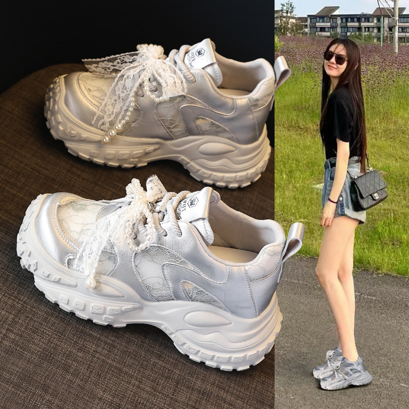 Giày sneaker nữ đế dày tăng chiều cao, phối ngọc trai và nơ, phong cách bánh xốp — Màu be