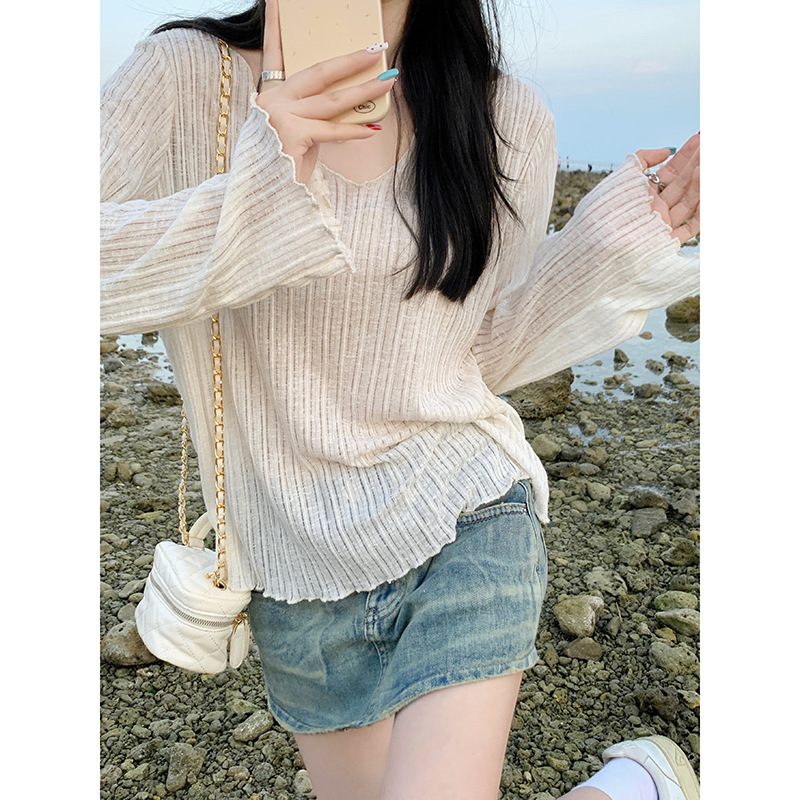 여름 여성을 위한 젠틀한 스타일의 하이엔드 살짝 비치는 브이넥 자외선 차단 블라우스, 루즈한 이너 레이어, 시크하고 아름다운 긴팔 밑단 셔츠