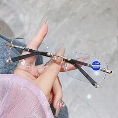 男性用のブルーチップのフレームなしの完成品は度数の老眼鏡の老人があります。