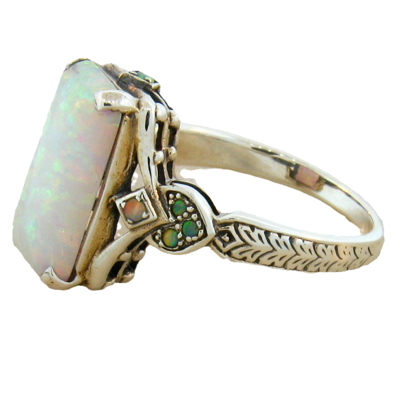 Anello donna in argento antico con opale bianco quadrato_voghion.com