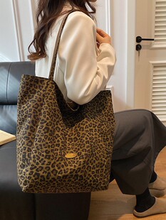 Small design capacious shopping bag, one-shoulder bag for leisure