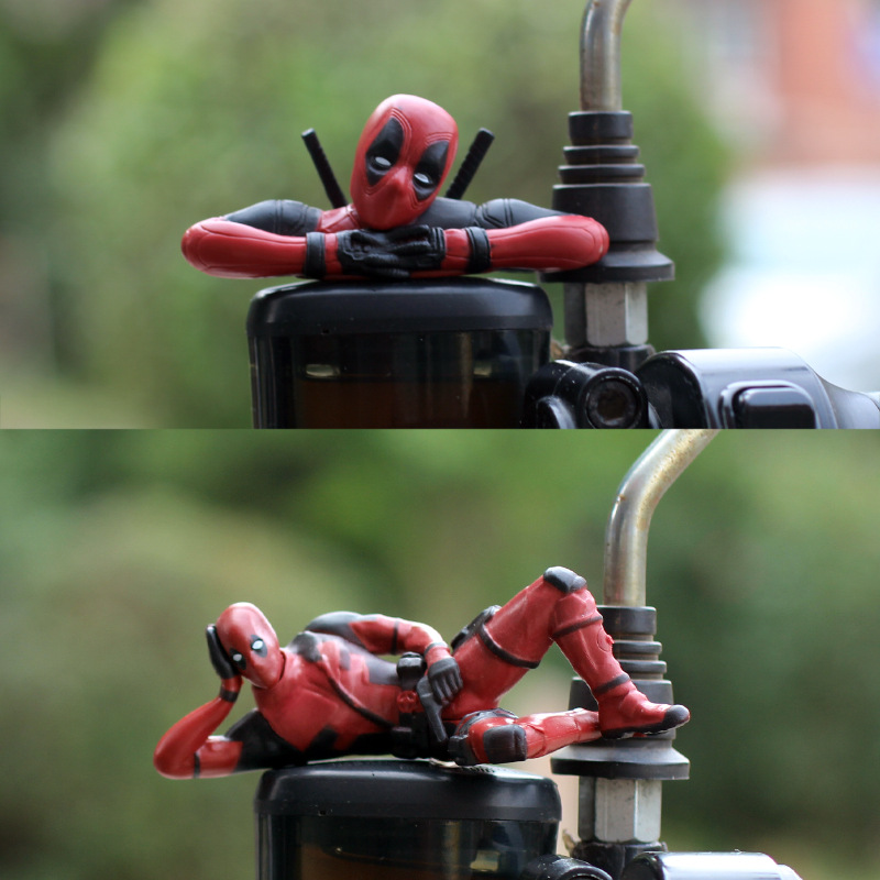 Batería de Deadpool motocicleta eléctrica decoración accesorios accesorios adornos de automóviles muñecas muñecas