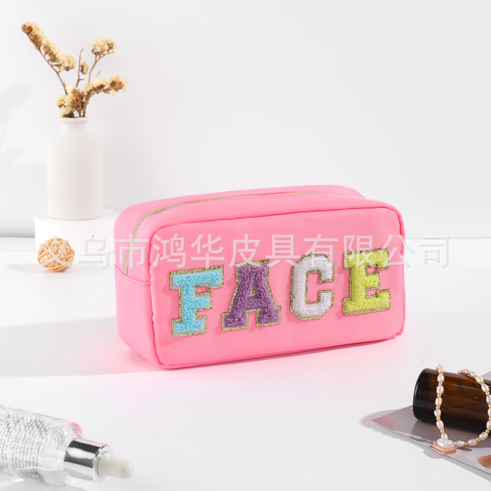 Suministro directo de fábrica de moda Toalla de color sólido bordado de nylon carta bolsa de cosméticos bolsa de almacenamiento de gran capacidad impermeable ocasional de las mujeres
