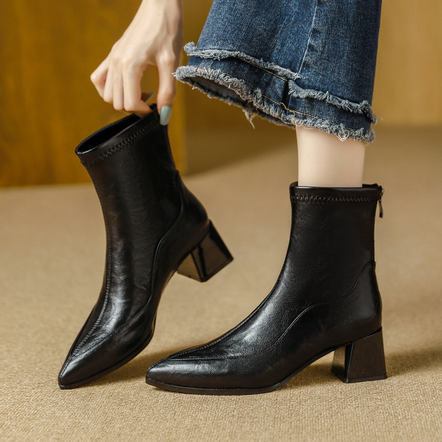 尖头短靴女瘦瘦靴2025年新款冬季棕色靴子女中筒靴法式粗跟高跟靴