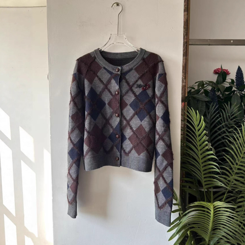 2025 Winter New Women's Clothing Cherry Pattern Contrasting Color Stereo Plaid Knitted Cardigan New Fashion Versatile Long-Sleeved 2025 Winter New Women's Clothing Cherry Pattern Contrasting Color Stereo Plaid Knitted Cardigan New Fashion Versatile Long-Sleeved