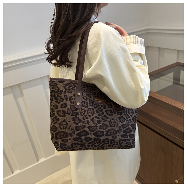 This is a new 2024 trendy and stylish large-capacity handbag for women. It is a fashionable and stylish single-shoulder tote bag for autumn and winter undefined