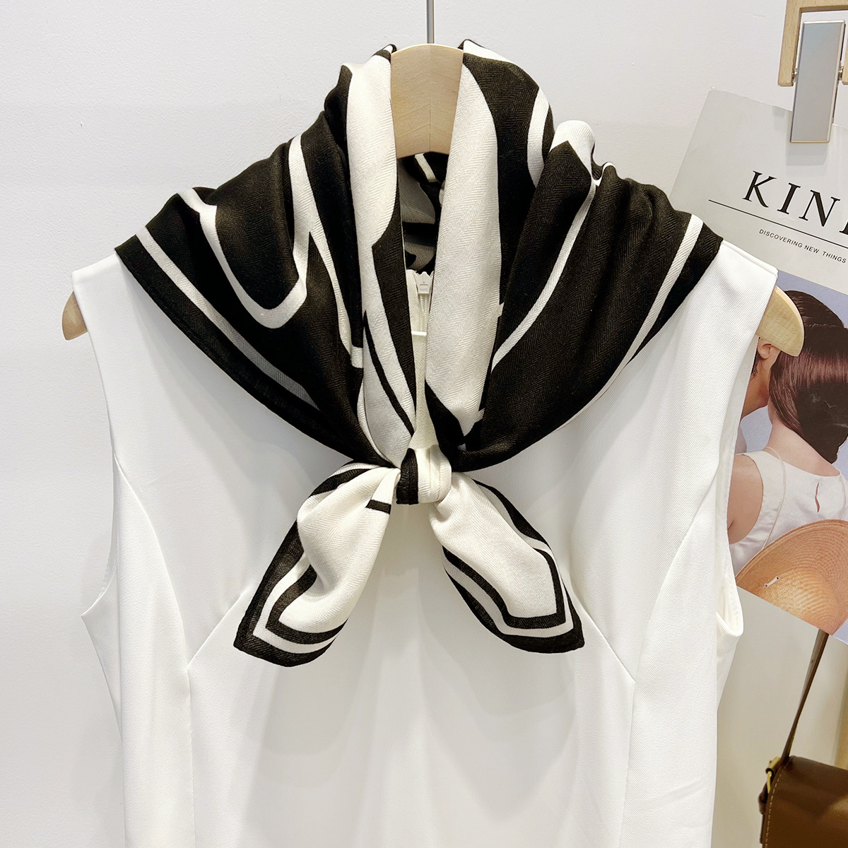 2025 nueva bufanda de seda de camelia en blanco y negro con bloques de color de estilo japonés y coreano, bufanda cuadrada versátil para combinar todos los días con trajes y camisas