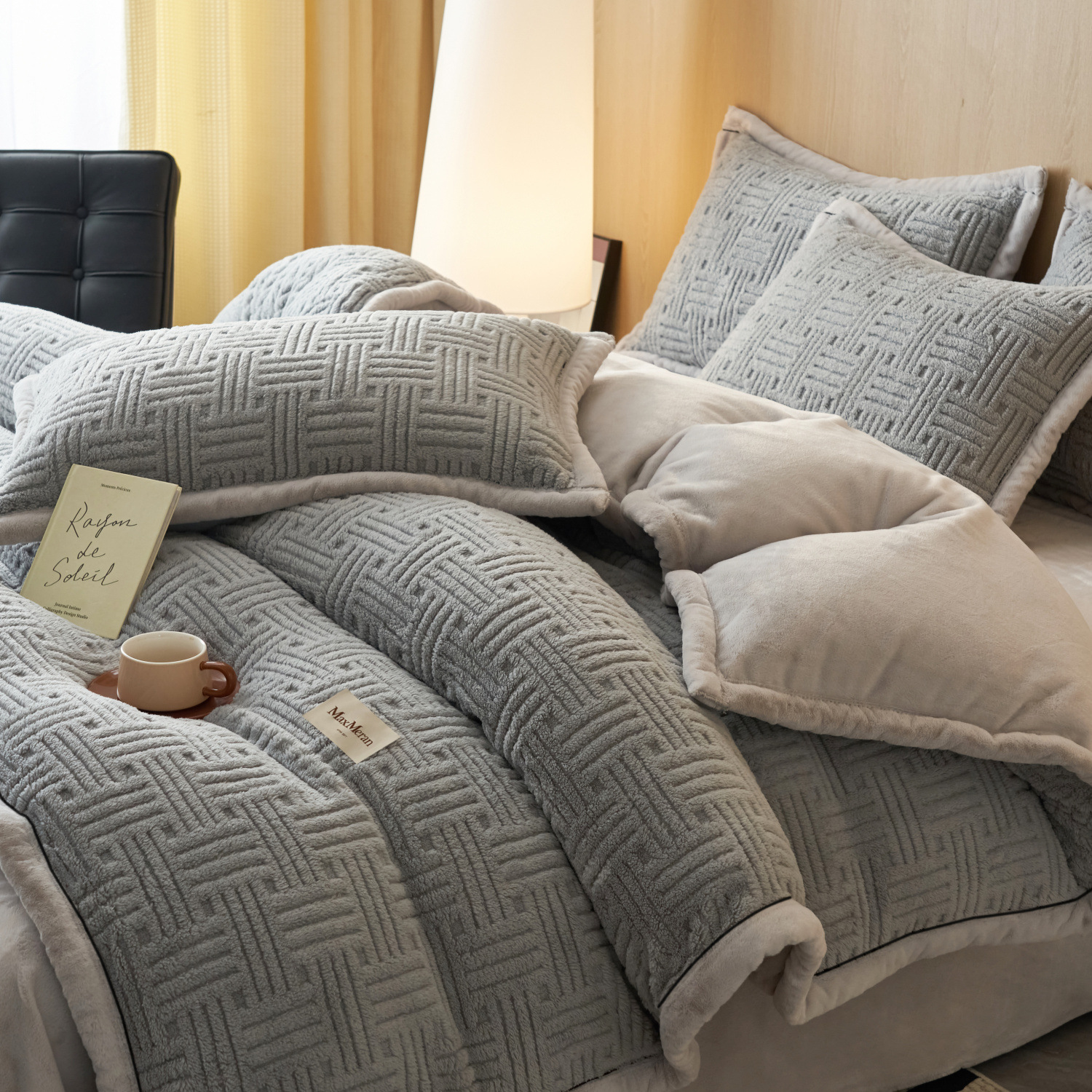 Luz de lujo superior torre de cama de cuatro piezas en invierno grueso calentamiento de lana de coral cama de lana de cama