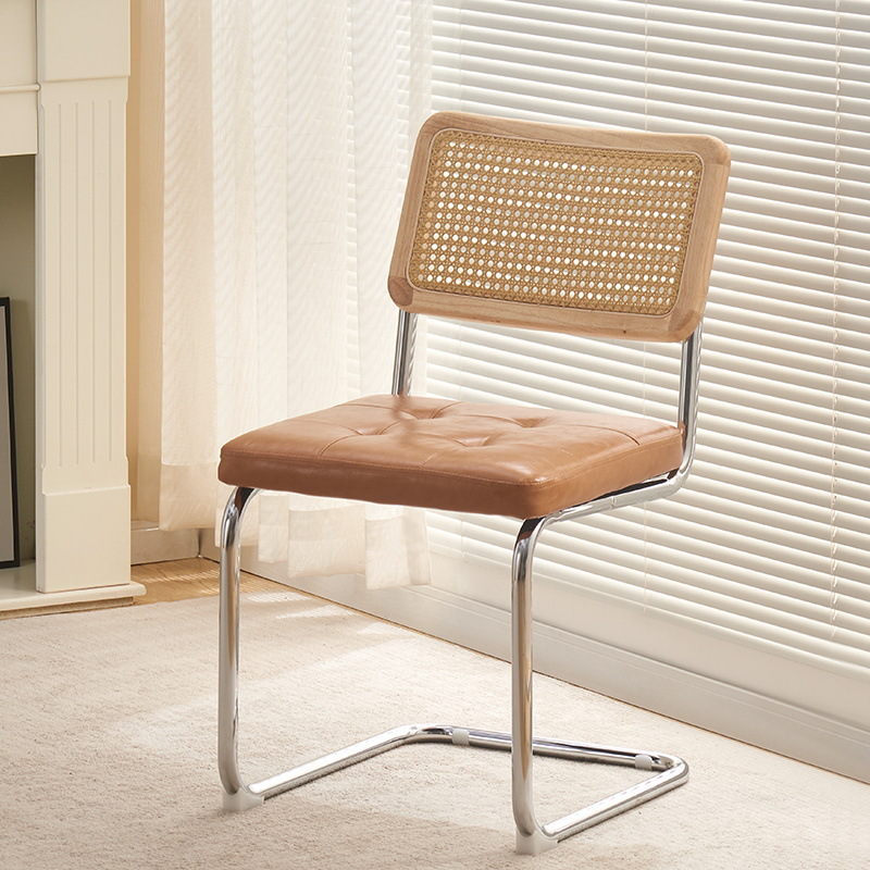 우드 컬러 등받이 + 월넛 컬러의 부드러운 시트쿠션