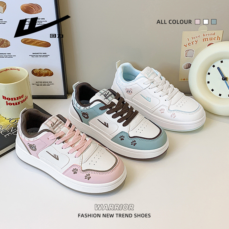 Pequeños zapatos de skate casuales frescos y lindos de alto bajo rendimiento, zapatos blancos con bordado universal, zapatos de viaje diarios simples para estudiantes de secundaria