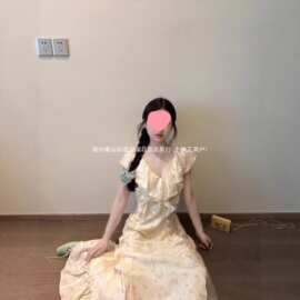 2026新款荷叶边v领黄色碎花连衣裙子女夏季法式温柔气质收腰长裙