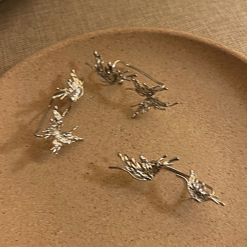 Metal líquido mariposa oreja hueso clip hembra ins nicho diseño estilo frío pendientes europeos y americanos de moda de alta frío