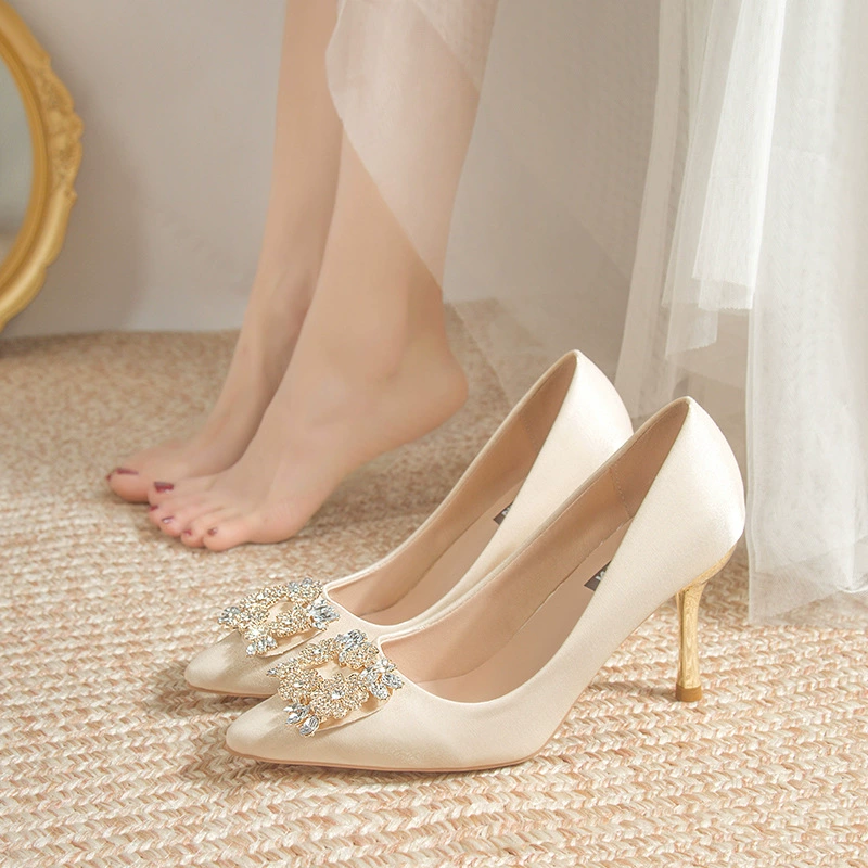 Атласные свадебные туфли цвета шампанского женские 2023 Новые туфли на тонком каблуке и высоком каблуке со стразами и пряжкой для подружки невесты