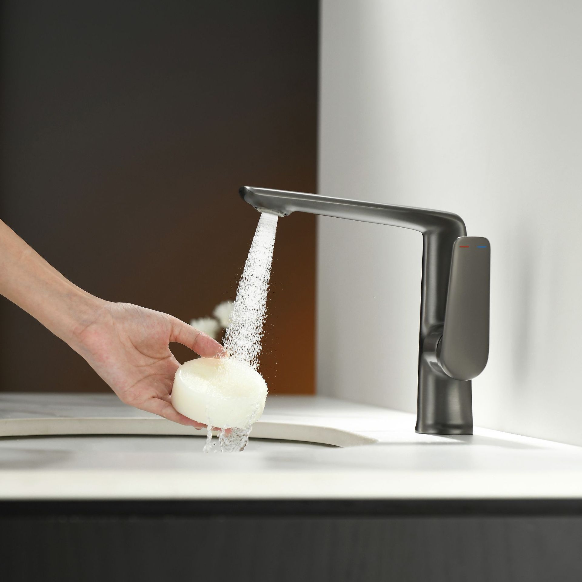 Mueble de baño de cobre dibujo pistola gris Cuenca del grifo Nordic simple luz de lujo estilo bajo encimera Cuenca caliente y fría grifo