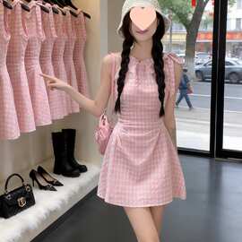 元气少女感粉色撞色格子连衣裙夏季新款小个子收腰蝴蝶结露背短裙