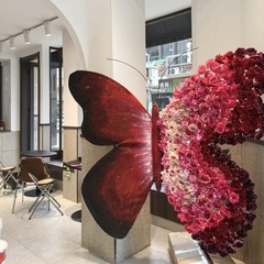 赤い本の同じタイプの巨大な蝶のシミュレーションの花のネットの赤いカードを打って店を飾って景の結婚祝いの道具の装飾を作ります。