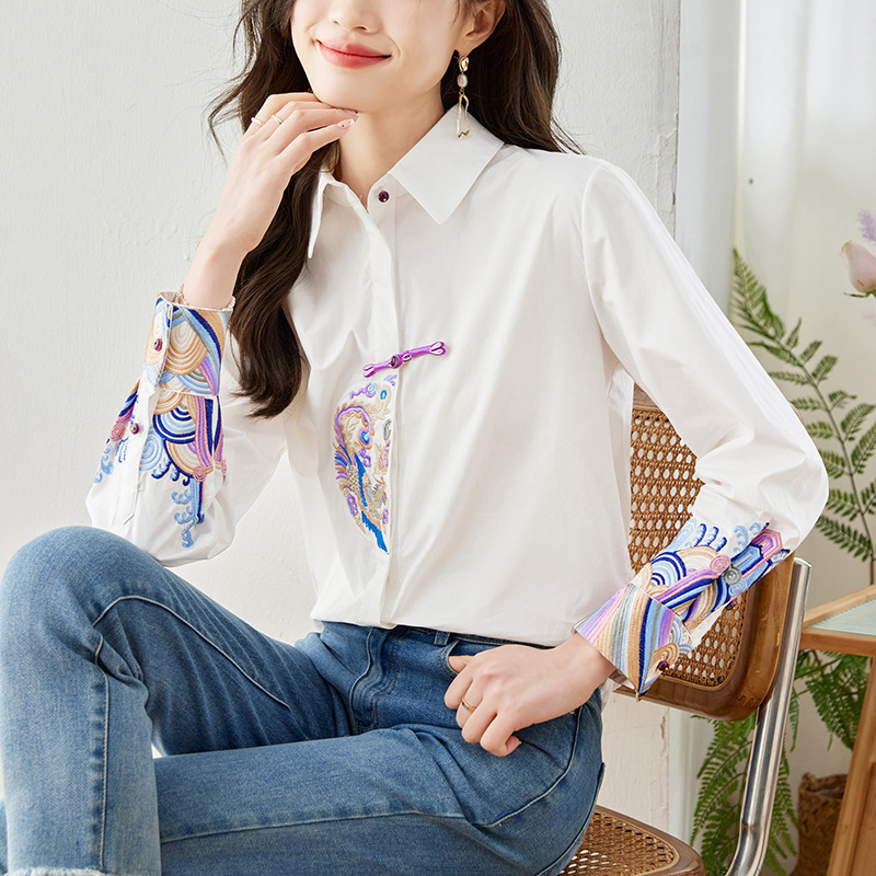 Spring fashionable retro shirt