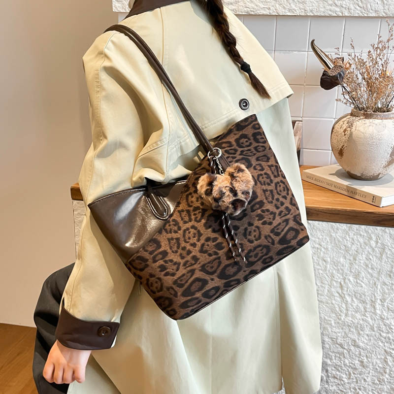 Tide gran capacidad leopardo tote bolso para mujeres 2026 nuevo retro de seda de mano mano de hombro alto sentido brazalete