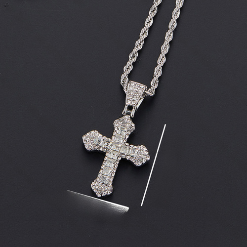 Hip-hop cross necklace—new live-stream product! Retro-style, versatile, rhinestone-embedded, influencer-approved cross pendant necklace—available for direct shipping.