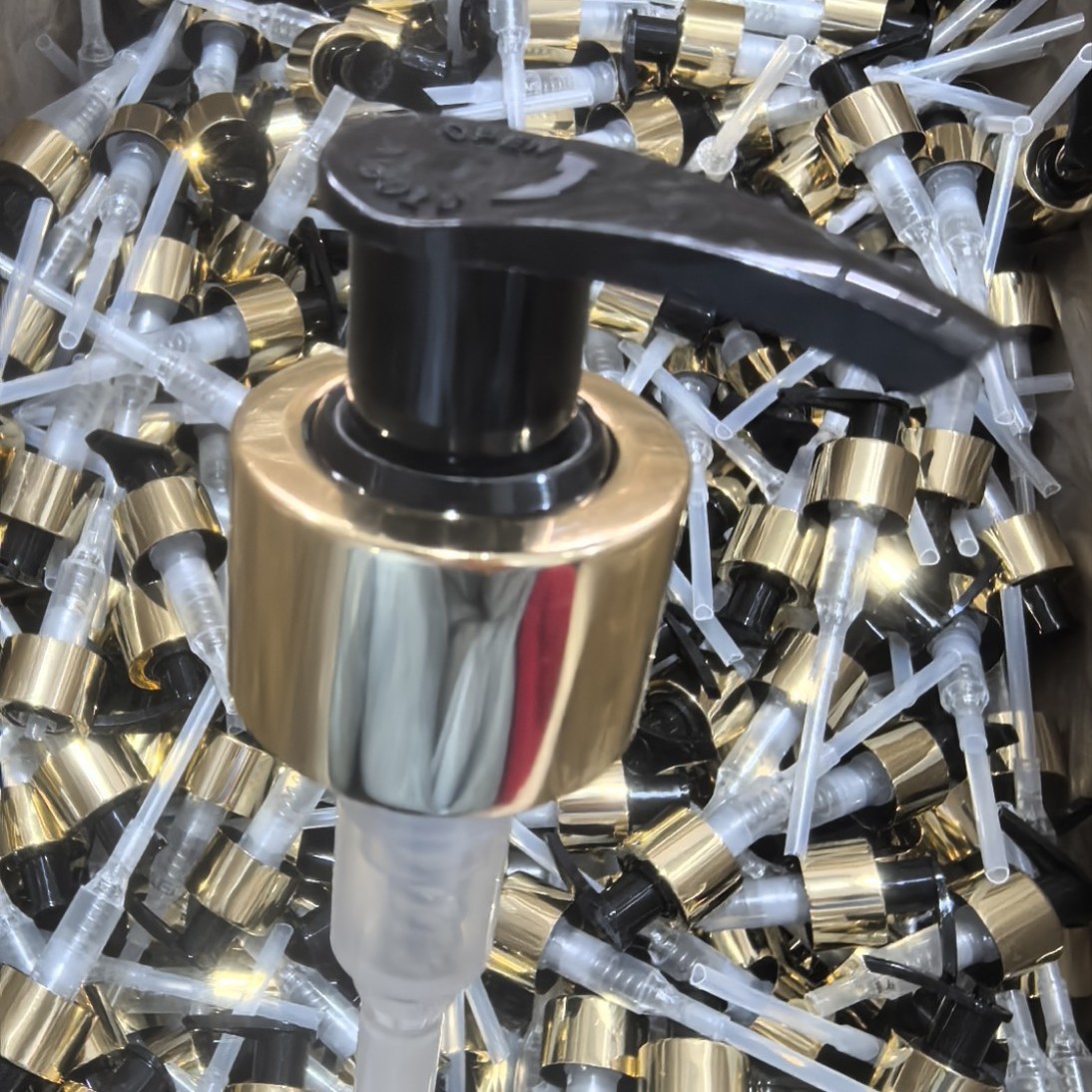 Cabezal de Bomba para Loción de Rosca 28/410 de Plástico, Aluminio Con Interruptor de Presión para Productos de Higiene