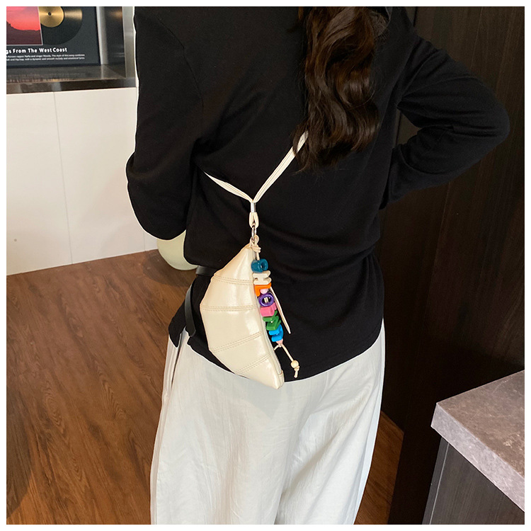 The cute horn bag with a niche neckline design is fashionable and trendy. The mini crossbody bag is in a solid color, simple and elegant with a high-end texture undefined