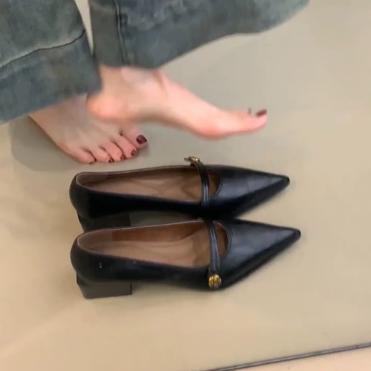 复古浅口高跟鞋女山茶花一字扣粗跟单鞋尖头气质玛丽珍鞋