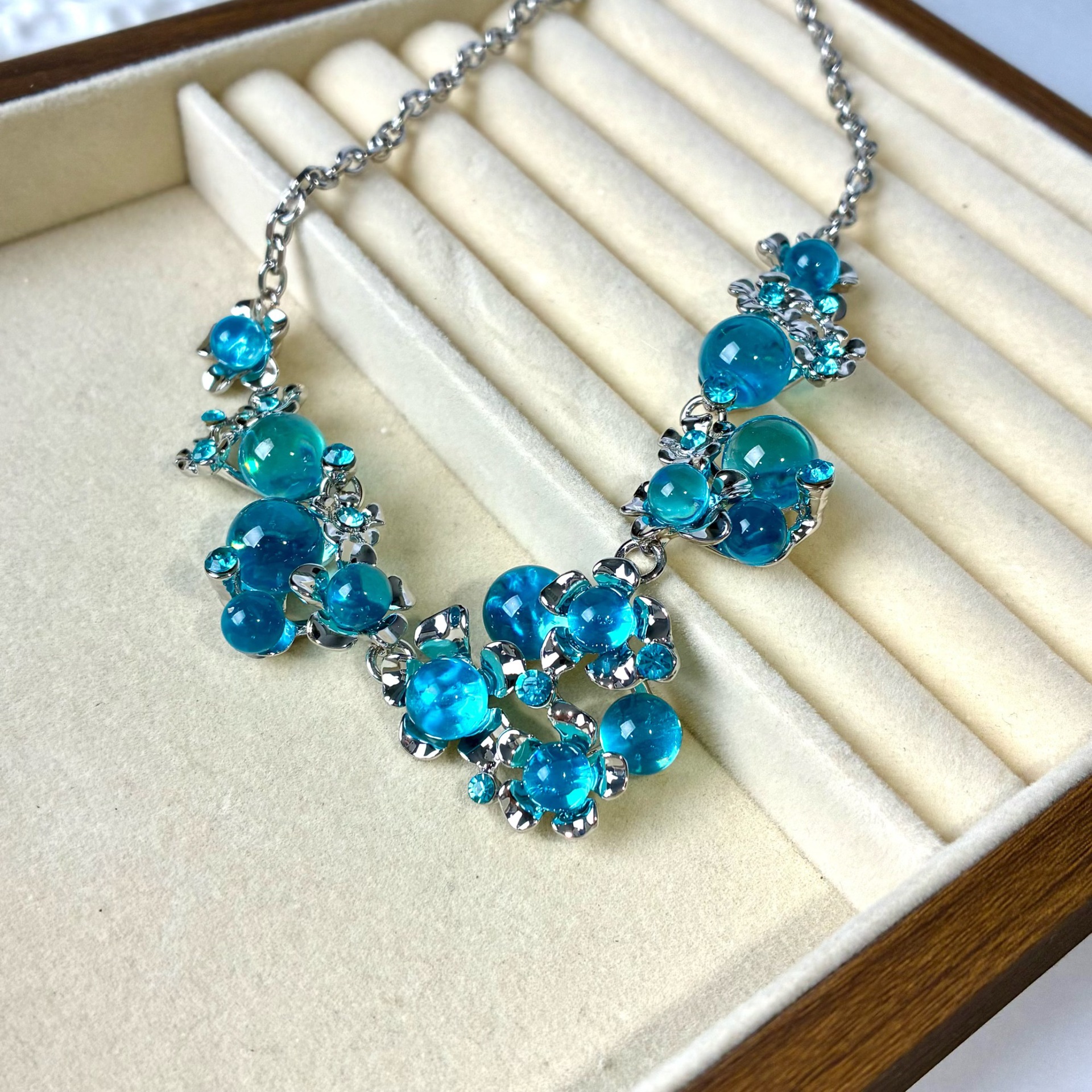 Cool Blue Crystal Flower Necklace, Heavy Luxury Clavicle Chain, Versatile New Popular Necklace Accessories for Women