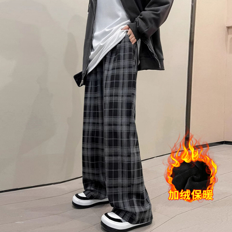 2025年秋冬向け、妊婦さん向けの裏起毛チェック柄パンツ。ゆったりとしたカジュアルで快適なハイウエストで、着痩せ効果も期待できる妊婦さん向け冬服です。