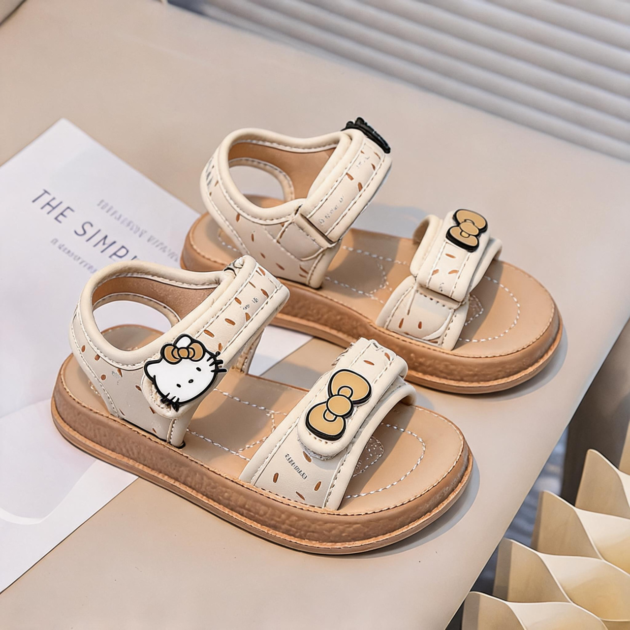 Sandalias infantiles verano 2026 nueva moda de chicas zapatos de playa variados zapatillas de dibujos animados para niños grandes zapatillas frías image 4