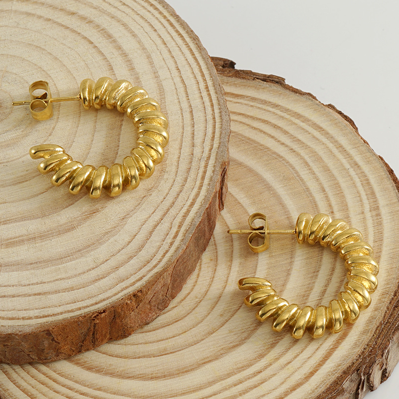 Pendientes retro transfronterizos Pendientes de giro de acero de titanio femenino ins Pendientes creativos de todo fósforo de lujo ligero de acero inoxidable del mismo estilo