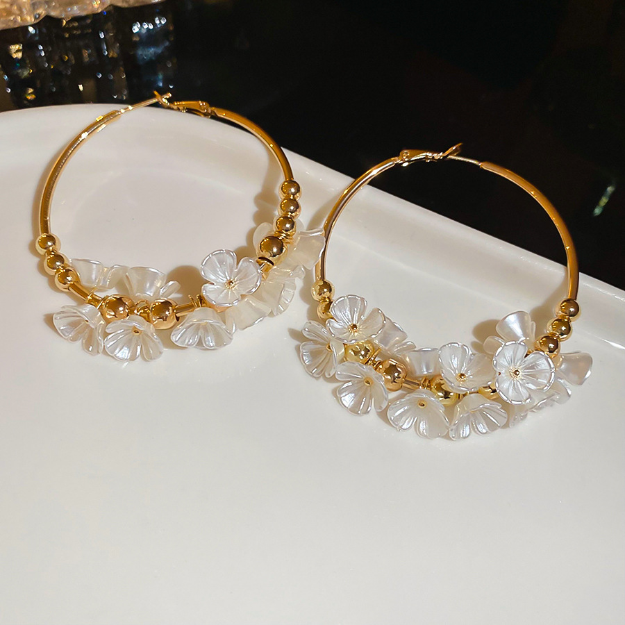 Aguja de plata Acrílico Flor Orejas redondas Pendientes de temperamento de viento frío europeo y americano Pendientes de lujo ligero de alta calidad Mujeres