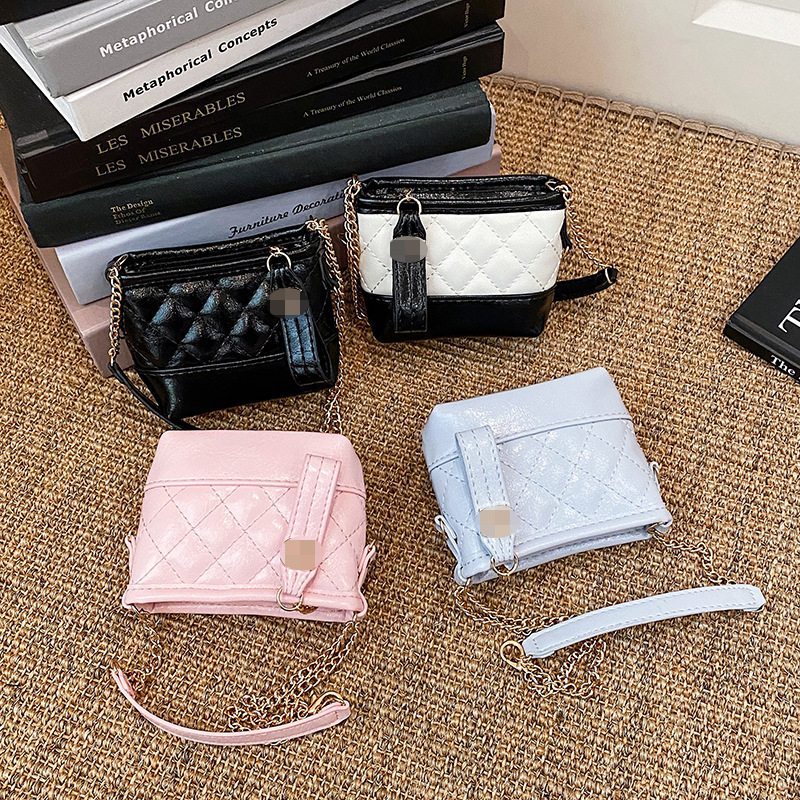 Small bag with diamond pattern