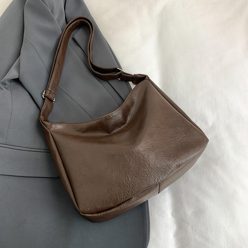 Bolsa de almohada de gran capacidad popular este año 2024 otoño y invierno nueva moda bolso de hombro de hombro ancho bolso de mujer bolso transfronterizo