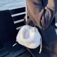 2024可爱毛毛包包女抽绳水桶包时尚秋冬休闲毛茸茸斜挎毛绒绒单肩