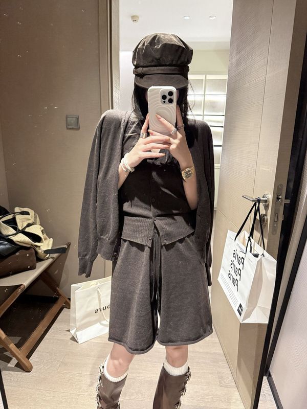 叠穿V领针织挂脖开衫外套中裤三件套女2025早秋新款纸片人套装|undefined