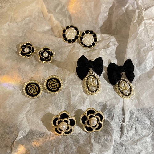 Elegant black camellia pearl earrings with a high-end vibe, retro Chanel-style French 925 silver needle earrings for women