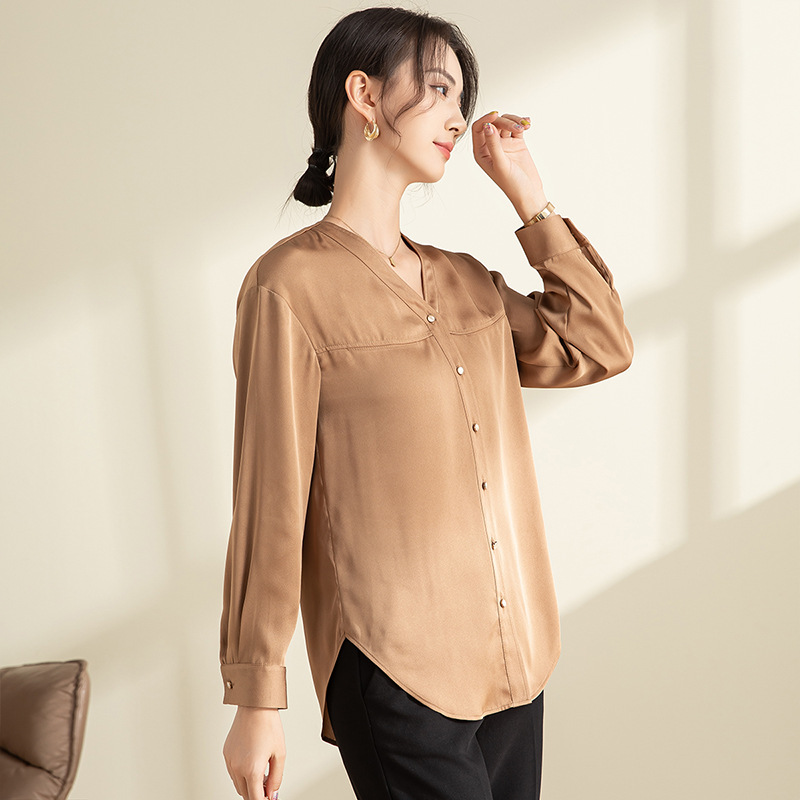 Áo sơ mi nữ dài tay cổ chữ V thiết kế trễ vai, xếp ly rộng rãi — Màu be